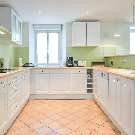 Dom wakacyjny 3 Bedroom Beautiful In