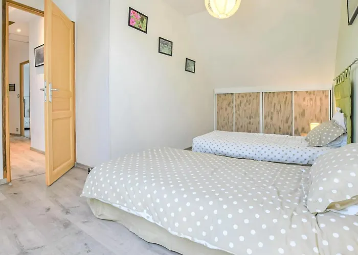 3 Bedroom Stunning In * Créances